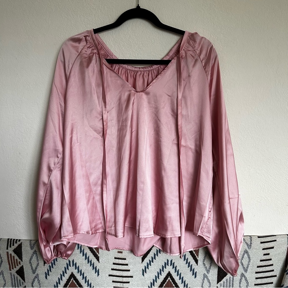 5/$20 💥 Oversized flowy pleated pink tie back top blouse satin small like new